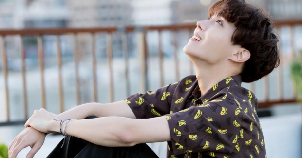 J-Hope (BTS) thổ lộ cùng fan trên V-live: "Có được những thành viên giỏi giang bên cạnh là một điều may mắn"