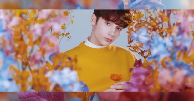 "Hoàng tử lai" Hueningkai (TXT) khiến fan rung động bởi một hương sắc khác biệt trong teaser mới nhất 