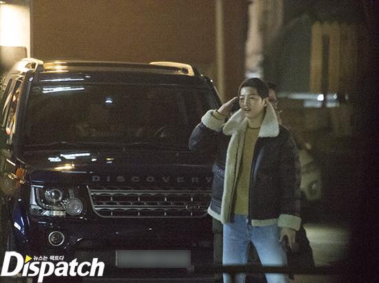 Dispatch tung ảnh hẹn hò của Song Hye Kyo và Song Joong Ki tháng 1 vừa qua tại Nhật Bản. Người quen tiết lộ cặp đôi yêu nhau khi đang quay Hậu Duệ Mặt Trời năm 2015. Công ty Song Hye Kyo cũng phủ nhận đây là cưới chạy bầu. 