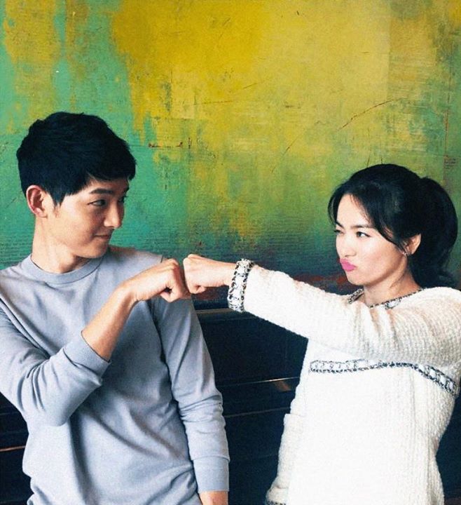 Mẹ Song Joong Ki trả lời truyền thông về tin đám cưới của con trai với đàn chị hơn tuổi Song Hye Kyo: "Tôi rất hạnh phúc. Đây là một tin tốt lành." Hiện nhiều người đang đồn đoán căn nhà 10 tỷ won (202 tỷ VNĐ) ở Itaewon mà nam diễn viên mua đầu năm nay là