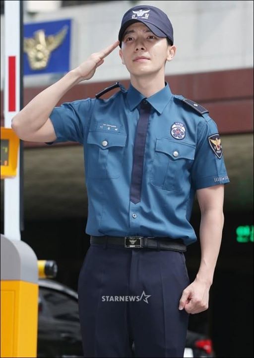 Super Junior Donghae ch&iacute;nh thức xuất ngũ s&aacute;ng nay, Eunhyuk v&agrave; c&aacute;c fan đ&atilde; c&oacute; mặt ngo&agrave;i Sở cảnh s&aacute;t Seoul để đ&oacute;n anh #WelcomeBackDongHae