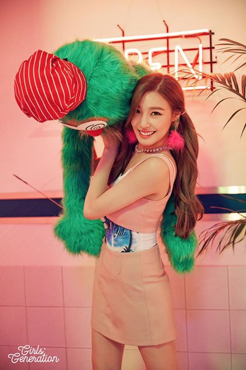 Tiffany là thành viên tiếp theo của SNSD ra mắt teaser cho full album thứ 6 "HOLIDAY NIGHT" phát hành ngày 7/8. Nhóm sẽ biểu diễn trước các bài hát mới tại fanmeeting kỉ niệm 10 năm "Holiday To Remember" vào 5/8. 