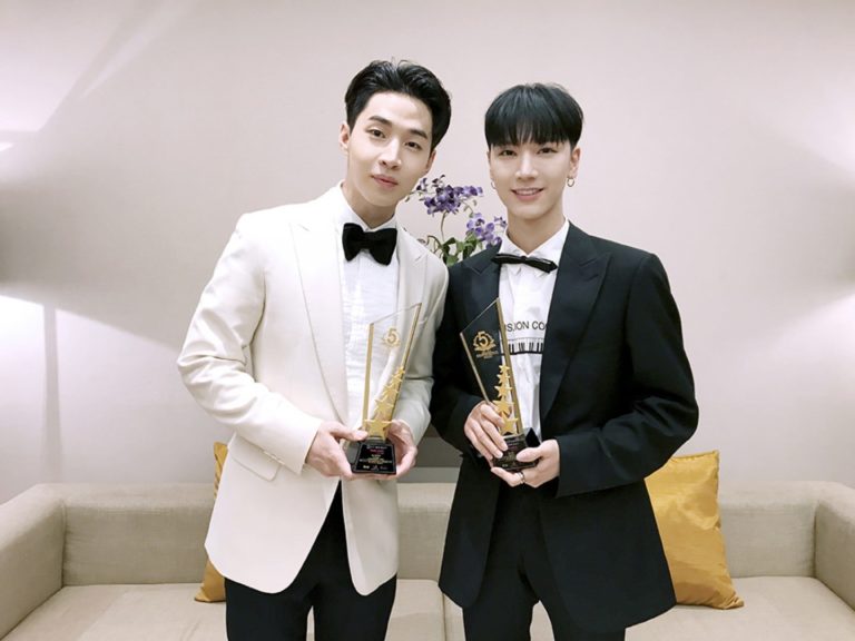 Henry (Super Junior M) và  Ten (NCT) tham dự lễ trao giải Thailand Headlines Person Of The Year Awards