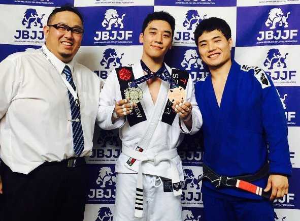 Seungri (BIGBANG) giành được huy chương đầu tiên tại giải đấu Jiu-Jitsu