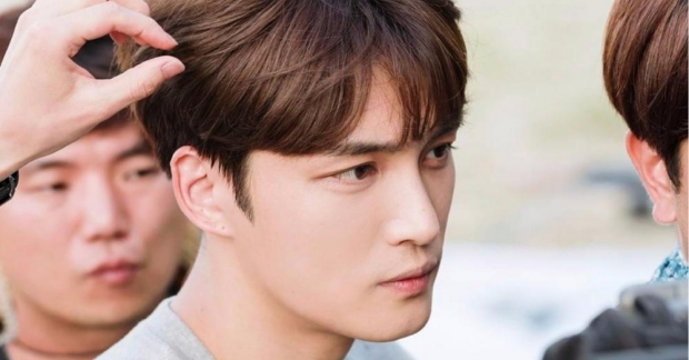 Kim Jaejoong (JYJ) vẫn kiên cường trở lại phim trường sau khi phải khâu 7 mũi ở ngón tay