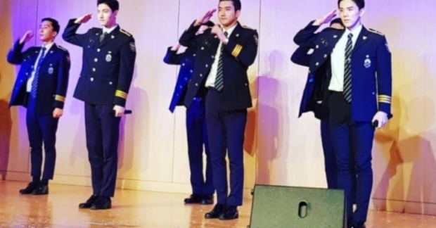 Changmin (DBSK) và Siwon (Super Junior) "đẹp thần sầu" khi biểu diễn trong bộ đồng phục cảnh sát