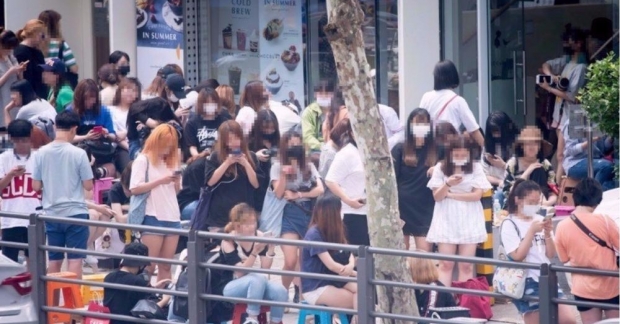 Người hâm mộ Wanna One bị buông lời phàn nàn vì sự đông đúc và mất trật tự của họ ở nơi công cộng