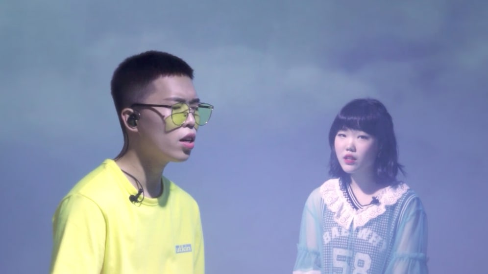 Xem: Akdong Musician biểu diễn trực tiếp ca khúc “Dinosaur” trên Dingo Music