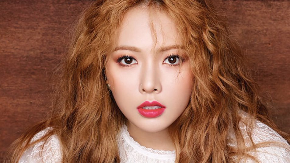 Xem: HyunA cập nhật cho fan hoạt động gần đây của mình với preview sản phẩm mới