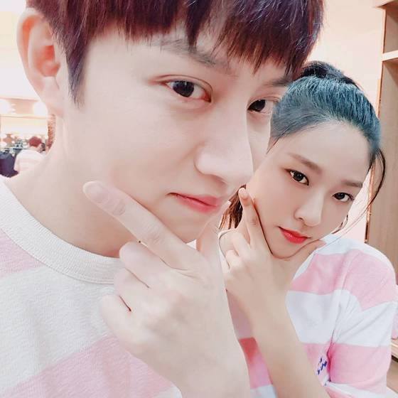 Bài báo: Kim Heechul và Seolhyun thể hiện tình bạn trên Instagram