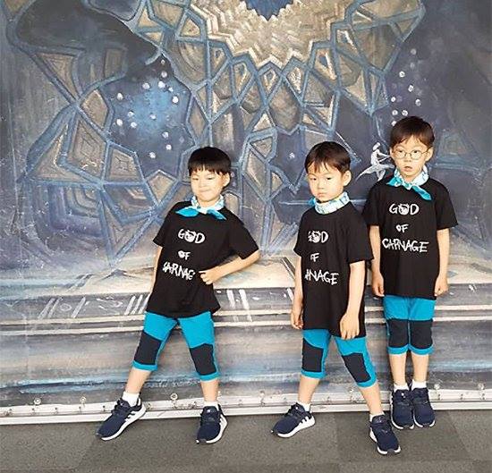 B&agrave;i b&aacute;o: C&aacute;c b&eacute; sinh ba lớn vọt l&ecirc;n trong h&igrave;nh ảnh gần đ&acirc;y nhất