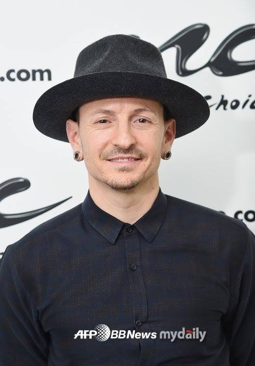 Bài báo: Chester Bennington của ban nhạc rock Linkin Park qua đời ở tuổi 41, nghi ngờ tự tử