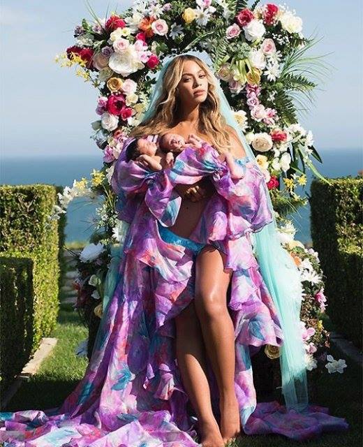 Bài báo: Bà mẹ của cặp song sinh Beyonce thuê 6 cô trông trẻ... Mỗi người được trả 112 triệu won