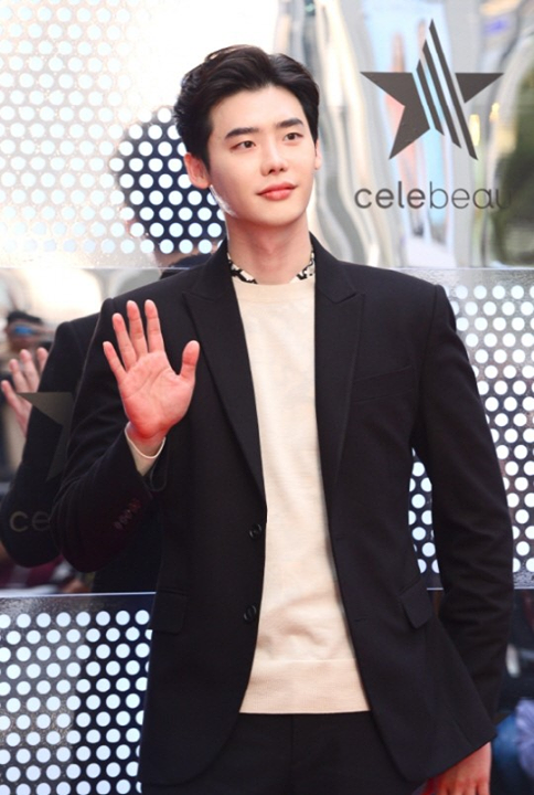 Sports Chosun - Naver: Lee Jong Suk "Đã nhận được thông báo nhập ngũ, nhưng chưa có quyết định cụ thể"