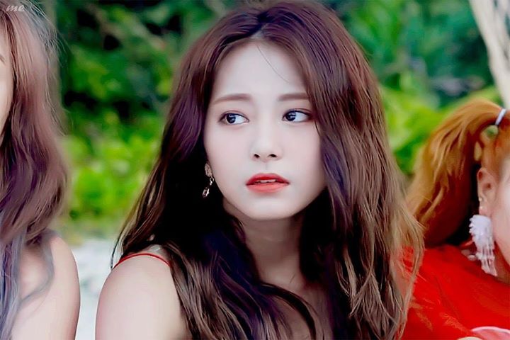 Tzuyu mơ màng trong MV mới của TWICE