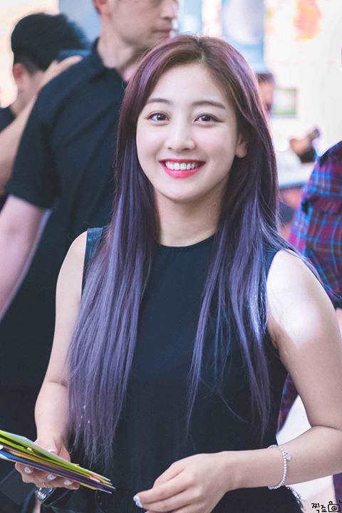 TWICE Jihyo để tóc ombre tím