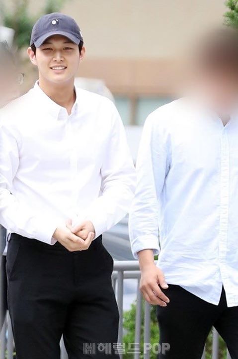 Lee Seo Won nở nụ cười tươi tắn trên đường tới dự phiên tòa hình sự đầu tiên xét xử vụ quấy rối tình dục và đe dọa đồng nghiệp nữ bằng vũ khí