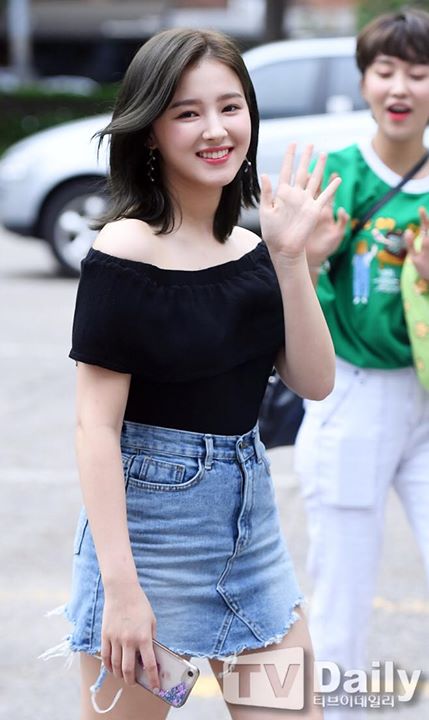 Momoland Nancy đã nhuộm lại tóc đen khi đi tổng duyệt Music Bank hôm nay