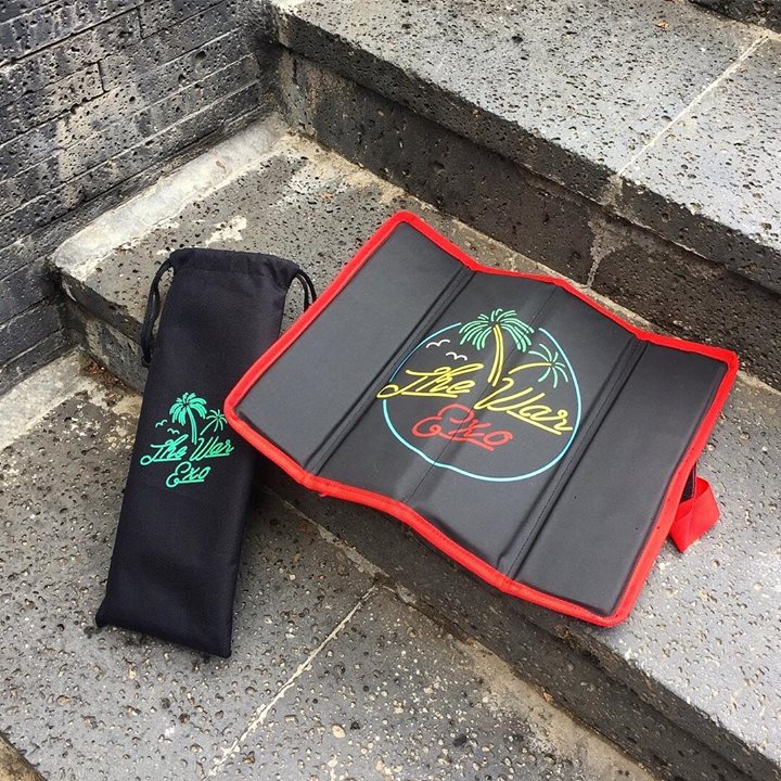 SM sợ các fan ngồi xếp hàng đau mông nên đã sản xuất tấm đệm lót mông để bán ~