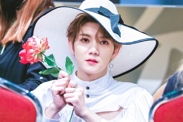 NU’EST Ren cân mọi phụ kiện ở fansign