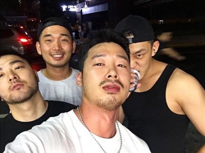 Yoo Ah In lộ ảnh vui chơi tại quán bar dành cho người đồng tính ở Thượng Hải. Theo báo Trung, nam diễn viên đã ở đây suốt 2 đêm cùng bạn trai mình, là 1 trong 3 người đàn ông trong ảnh. 