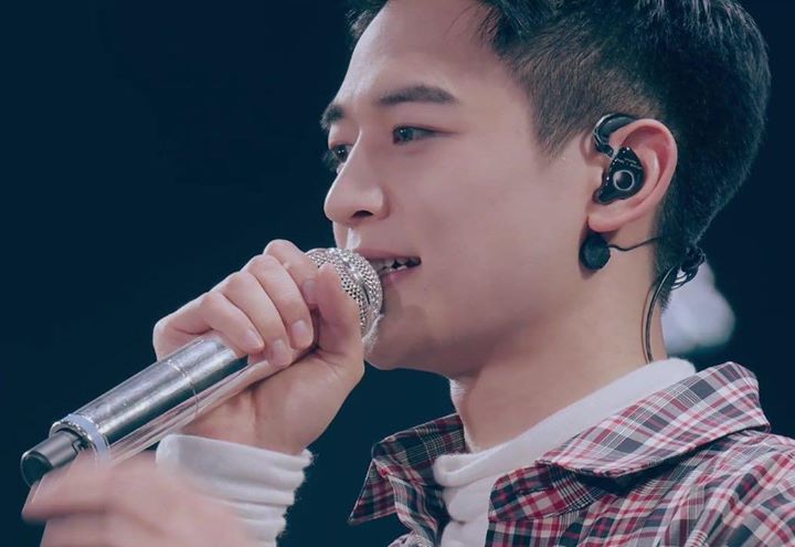 SHINee Minho dùng tai nghe bên phải khắc MH, bên trái khắc dòng chữ “Poet | Artist” - tên album cuối cùng và cũng là hình xăm trên lưng Jonghyun