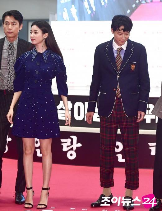 Kang Dong Won và Han Hyo Joo lần đầu xuất hiện cạnh nhau sau tin đồn hẹn hò trên thảm đỏ buổi họp báo phim điện ảnh “Illang: The Wolf Brigade (2018)”