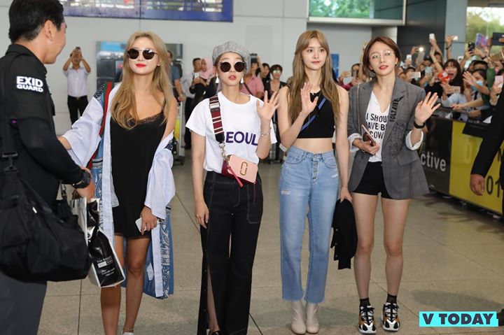 EXID chính thức cập bến sân bay Tân Sơn Nhất trong vòng vây của biển fan Việt chờ đợi từ sáng