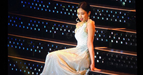 Thay vì swag chất ngầu, Jennie hóa tiểu thư thập niên 70 trong concert Black Pink