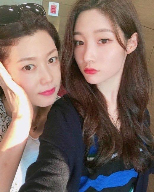 Bài báo: Jung Chaeyeon, mẹ đẹp con gái xinh... DNA vượt trội