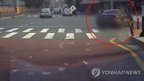 Bài báo: Một phụ nữ lái chiếc Equus ném 15 triệu won tiền mặt khắp thành phố Daegu trên đường tới chỗ làm