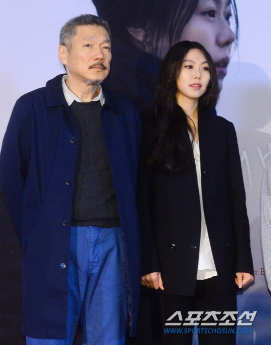 Bài báo:  "♥ để kết hôn cùng Kim Minhee"... Hong Sang Soo, đệ đơn xin ly hôn vợ 