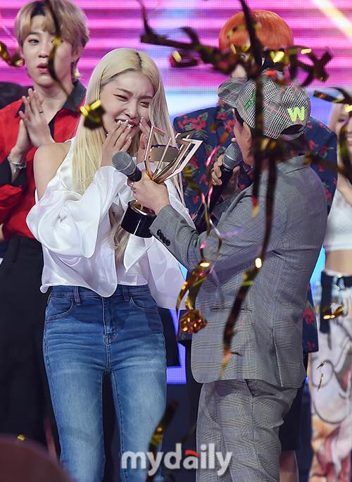 Chungha đã thắng cúp Show Champion hôm nay trước Red Velvet, VIXX Leo, Stray Kids và (G)I-DLE 