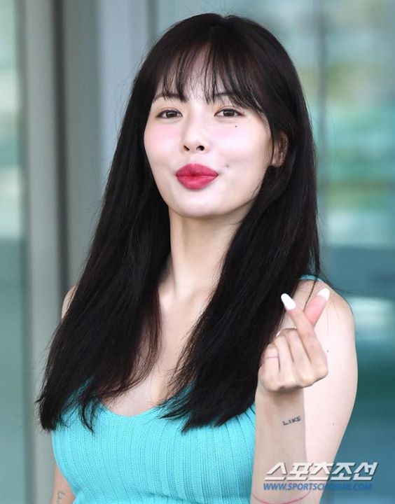HyunA dính nghi vấn bơm môi khi xuất hiện ở sân bay