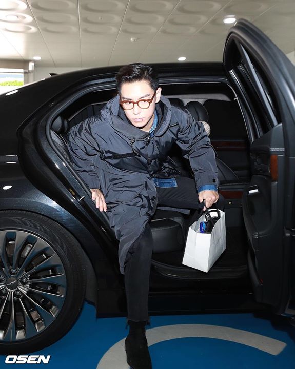 Big Bang T.O.P trong ngày làm việc cuối cùng ở Bảo tàng Thủ công mỹ nghệ Yongsan thuộc Ủy ban quận Yongsan. Nam rapper sẽ xuất ngũ vào 7h tối hôm nay.