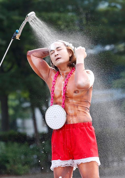 Chào buổi sáng không thể mát mẻ hơn: Norazo đem xô chậu vòi sen tới tắm rửa gội đầu ngay trên đường đến Music Bank, quảng bá cho ca khúc mới “Shower”