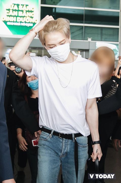 JYJ Jaejoong phát sáng cả góc sân bay Tân Sơn Nhất