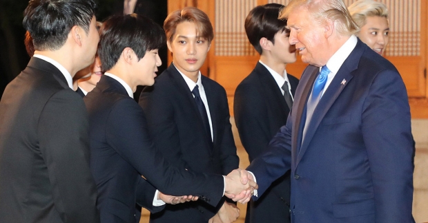 Suho (EXO) tiết lộ về cuộc gặp mặt Tổng thống Mỹ Donald Trump: "Ngài ấy còn có thể thoải mái đùa giỡn với chúng tôi." 