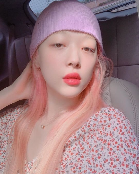 Bài báo: Sulli, lông mày biến mất + mũ beanie hồng, visual gây sốc