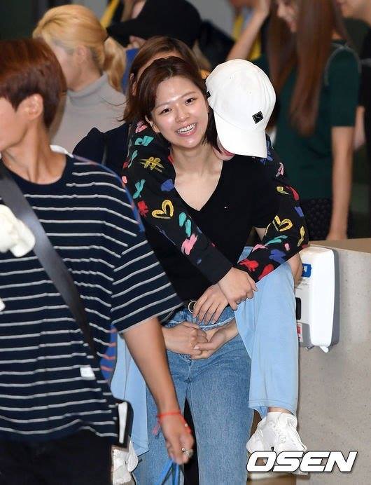 Bài báo: Twice Jungyeon 'trở về nhà cùng Momo trên lưng'