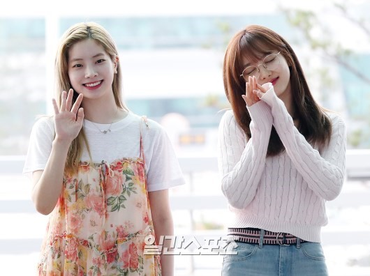 Bài báo: TWICE Dahyun and Nayeon, lời chào đáng yêu trước khi khởi hành 