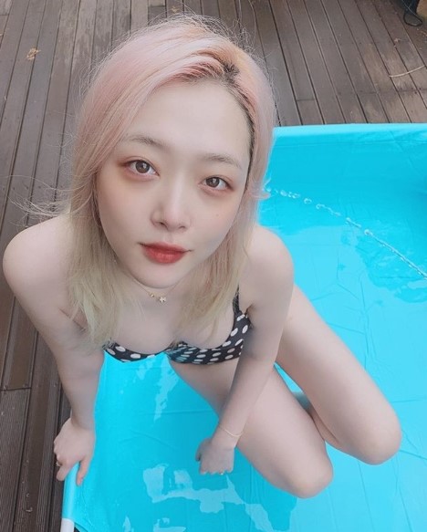 Bài báo: "Chỉ là muốn thôi" Sulli khoe làn da trắng sữa trong bộ bikini 'dũng cảm'