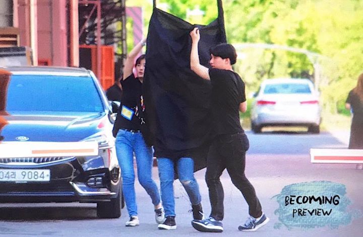 Ch&ugrave;m ảnh staff Mnet che mền cho c&aacute;c thực tập sinh "Produce 101" m&ugrave;a 2 tr&ecirc;n đường di chuyển tới trung t&acirc;m training v&agrave; studio.