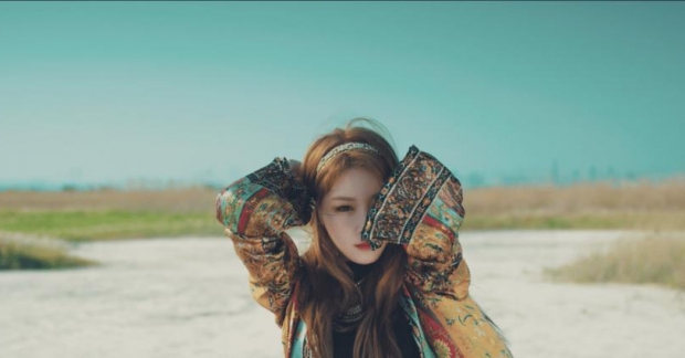 Teaser của Kim Chung Ha có gam màu chủ đạo khác với hình ảnh nhá hàng trước đó