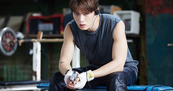 Jaejoong điển trai, khí phách cực ngầu trong MV đàn chị cùng nhà