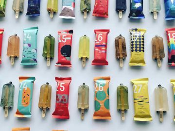 Người Đ&agrave;i Loan đ&atilde; ph&aacute;t hiện một thứ khủng khiếp bị đ&ocirc;ng cứng trong que kem