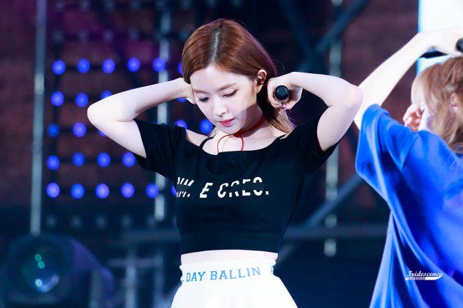 11 bức ảnh chứng minh vòng eo của  Irene (Red Velvet) nhỏ như thế nào!