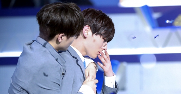 Phút giây cảm động của Seonho và Minhyun trở thành điểm sáng của đêm chung kết "Produce 101"