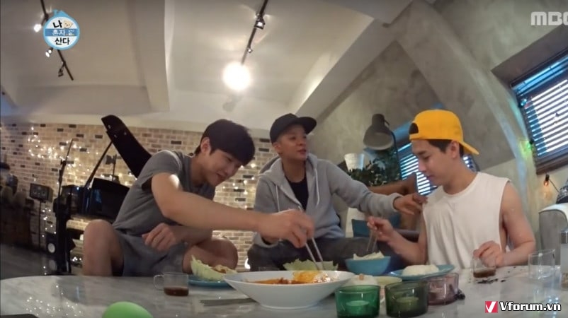 f(x) Amber cuối cùng cũng đã ghé thăm nhà Henry trong chương trình "I Live Alone"