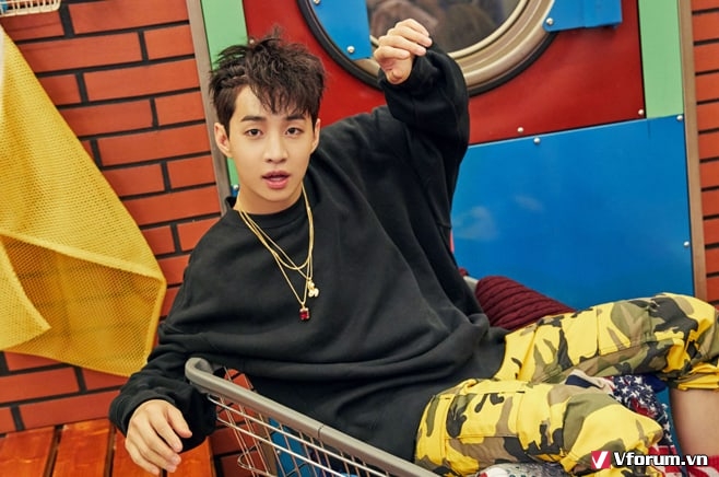 Super Junior Henry giải thích giải thích tại sao anh thích gọi video cho bạn của mình khi ở trong nhà tắm